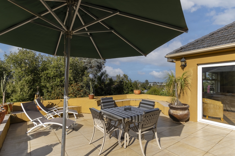 6 Bedroom Property for Sale in Roundhay Western Cape